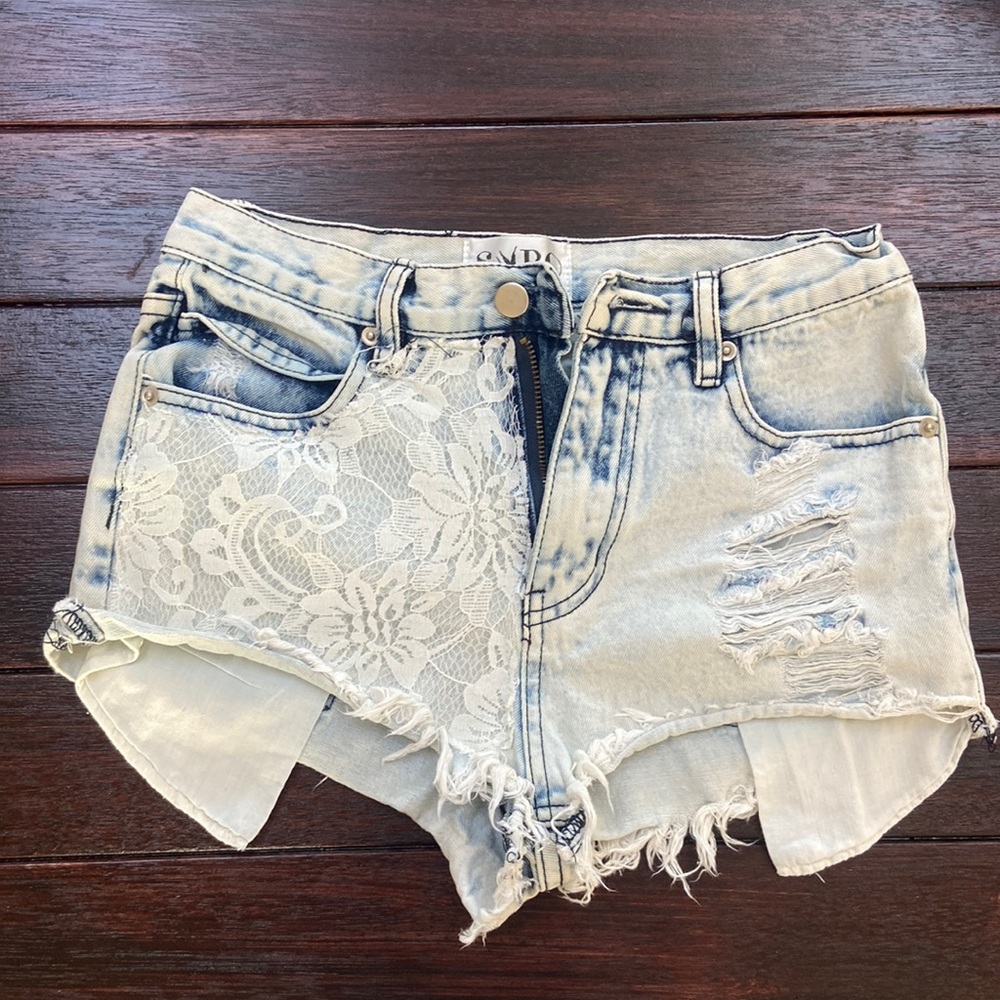 Lace pocketed denim shorts